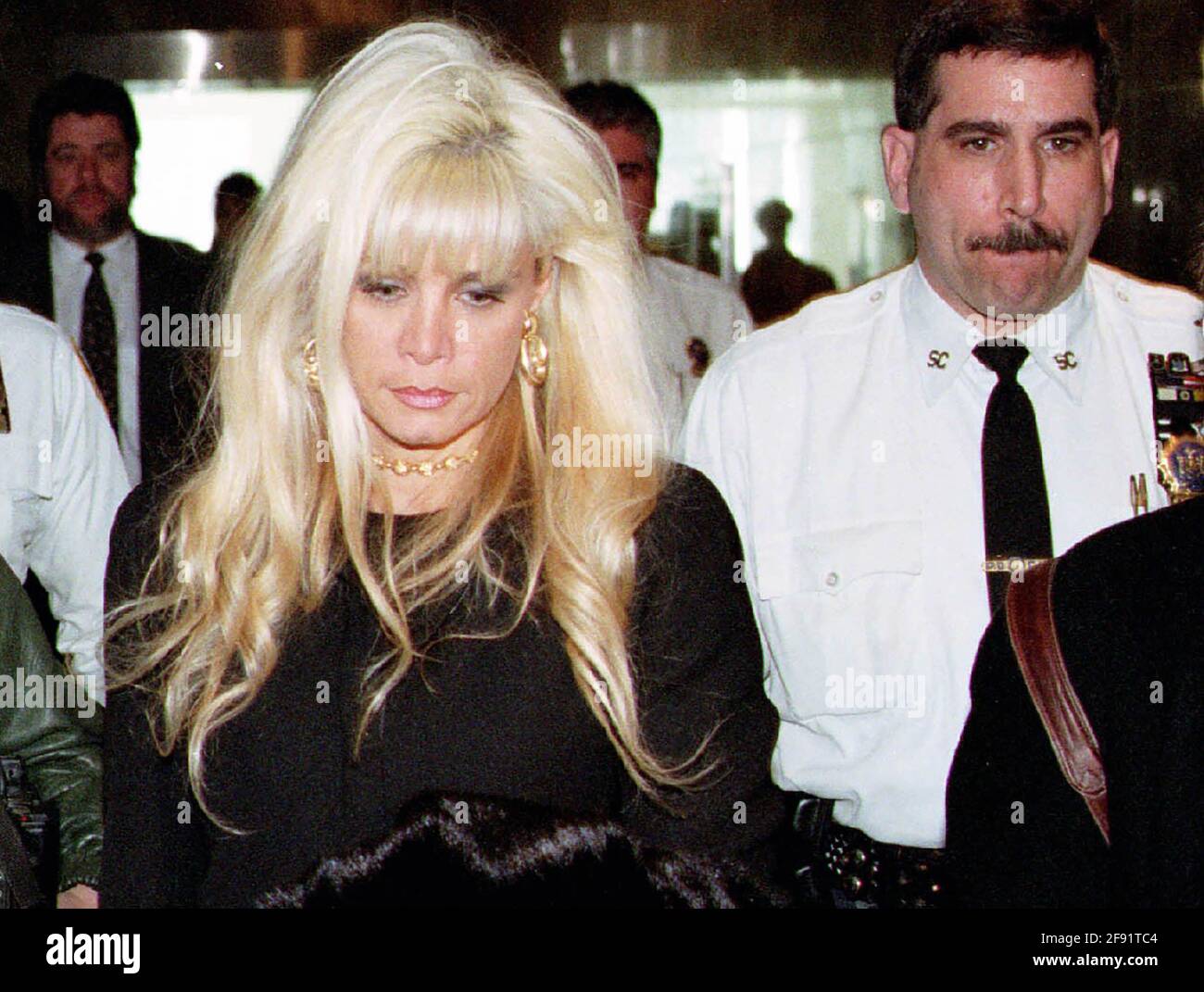020100 Queens New York Victoria Gotti Agnello, figlia del boss del crimine incarcerato John Gotti, & moglie di Gambino capo Carmine Agnello, lascia la Corte Suprema in Kew Gardens dopo aver ascoltato il bail per liberare suo marito che era detenuto su un'accusa di 'Enterprise racketeering' con un 2 milioni di dollari di cauzione. (Foto©Neil Schneider) / MediaPunch Foto Stock