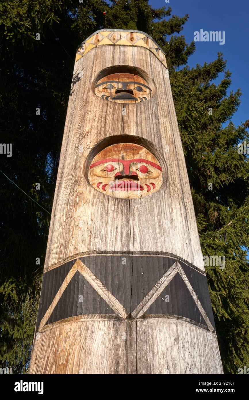 Primo piano di una scultura in legno della West Coast First Nations al West Vancouver Community Center, British Columbia, Canada Foto Stock