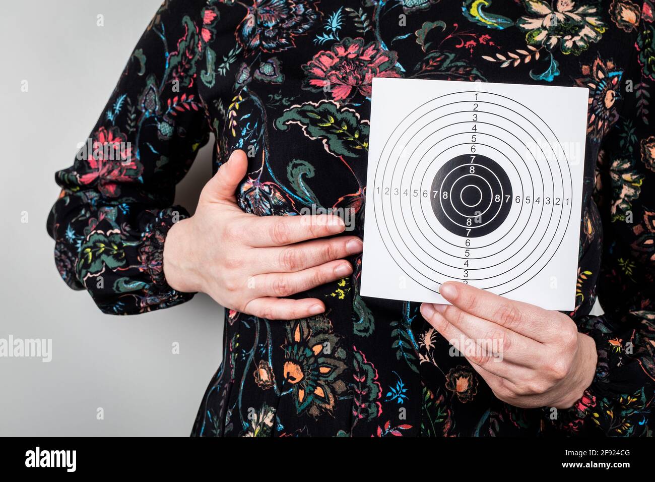 Salute delle donne. Esame e trattamento della mammella. Donna con carta bersaglio. Foto Stock
