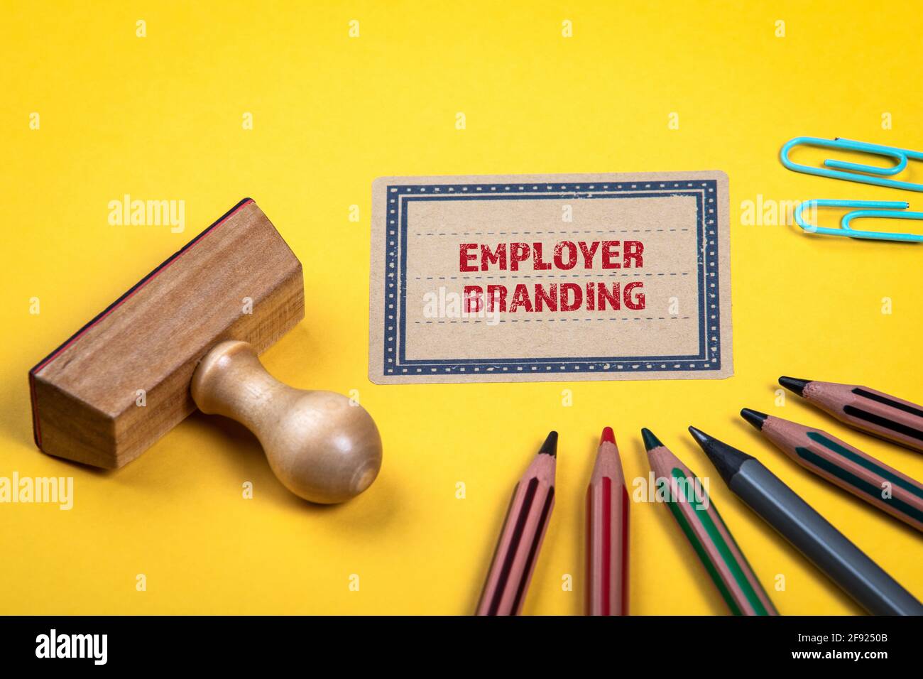 Concetto di branding del datore di lavoro. Cartella gialla di note e documenti. Materiali di consumo per ufficio. Foto Stock