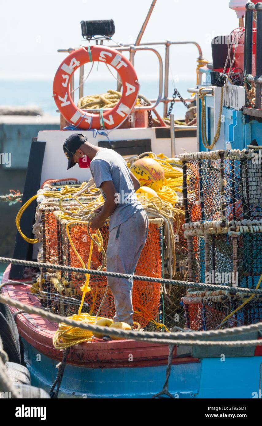 fisherman lavora su una barca da pesca con corde in Kalk Bay, Città del Capo, Sud Africa concetto di industria della pesca in Africa Foto Stock