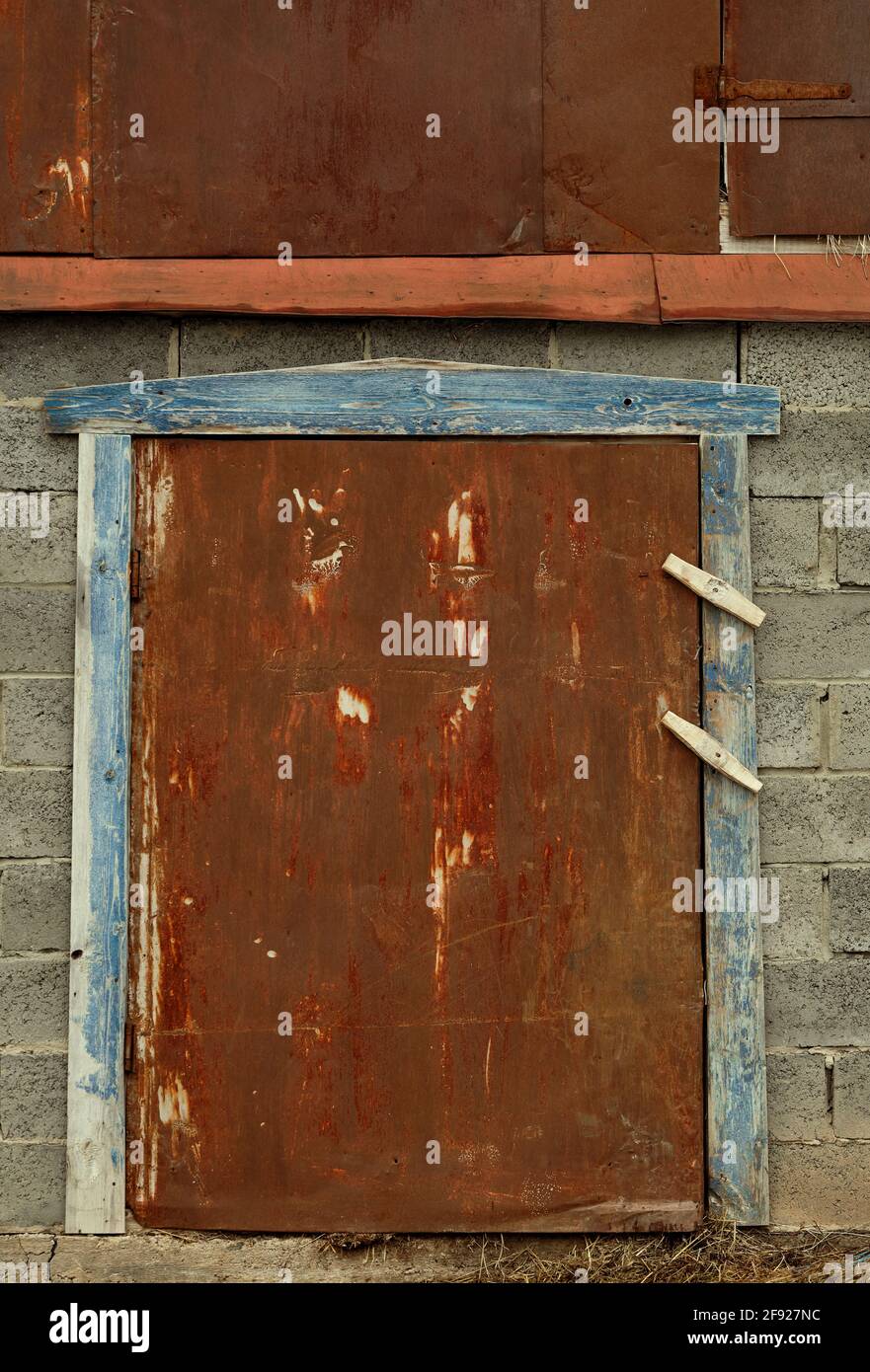 Porte e cerniere in acciaio rosso arrugginito. Chiusure porte in legno Foto Stock