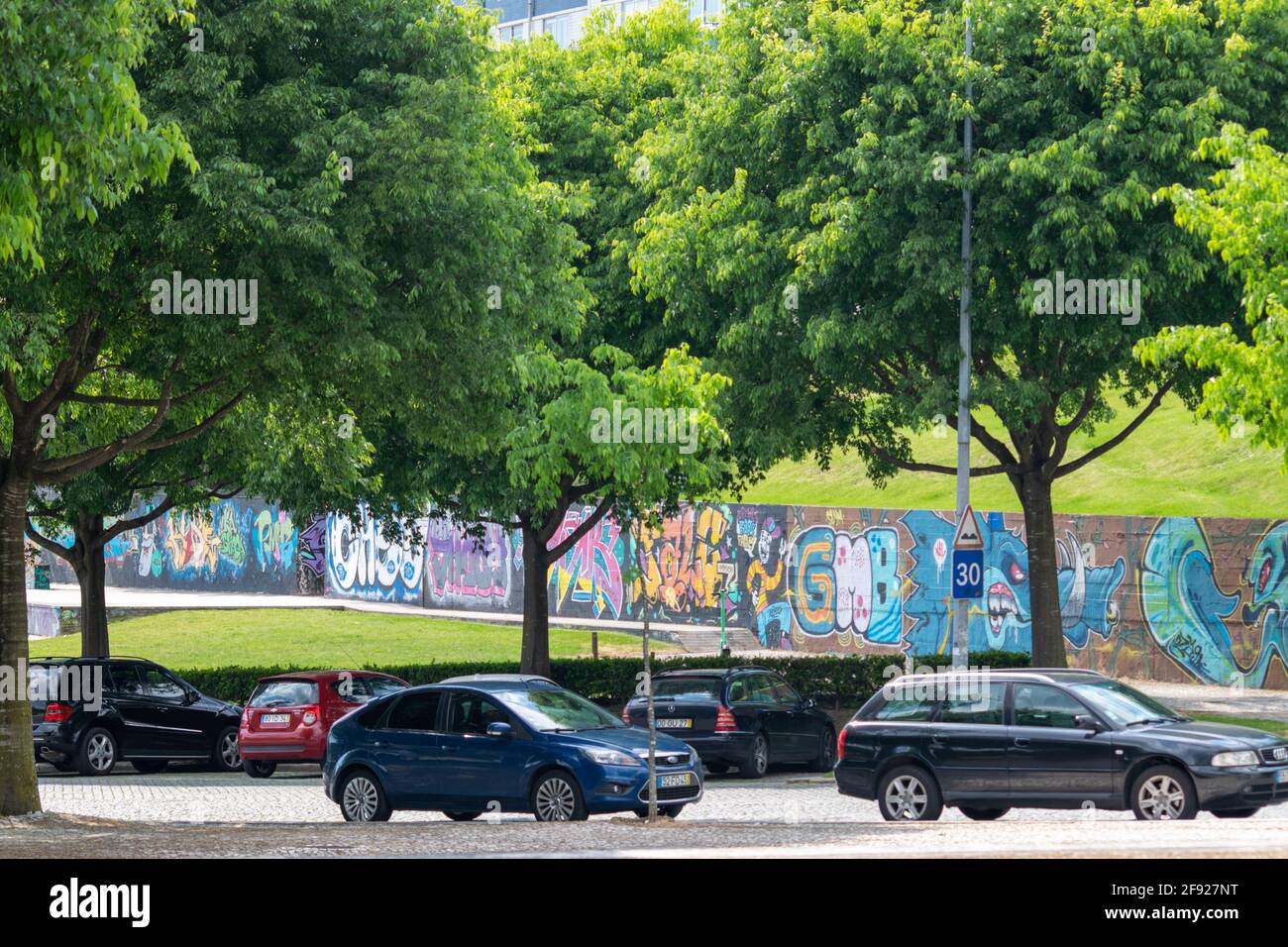 Opere d'arte di graffiti colorati urbani sulle mura della città. Skate Park con abbondanza di graffiti alle pareti, stile di vita urbano. Foto Stock