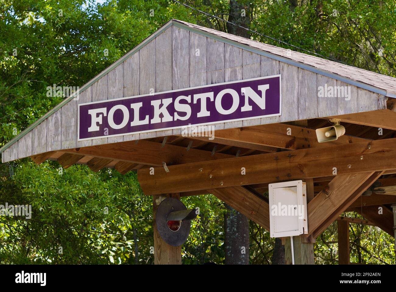 Folkston, George, USA - 5 aprile 2021: Vista ravvicinata del cartello "Folkston" alla "Folkston Funnel Viewing Platform" per guardare i treni in transito. Foto Stock