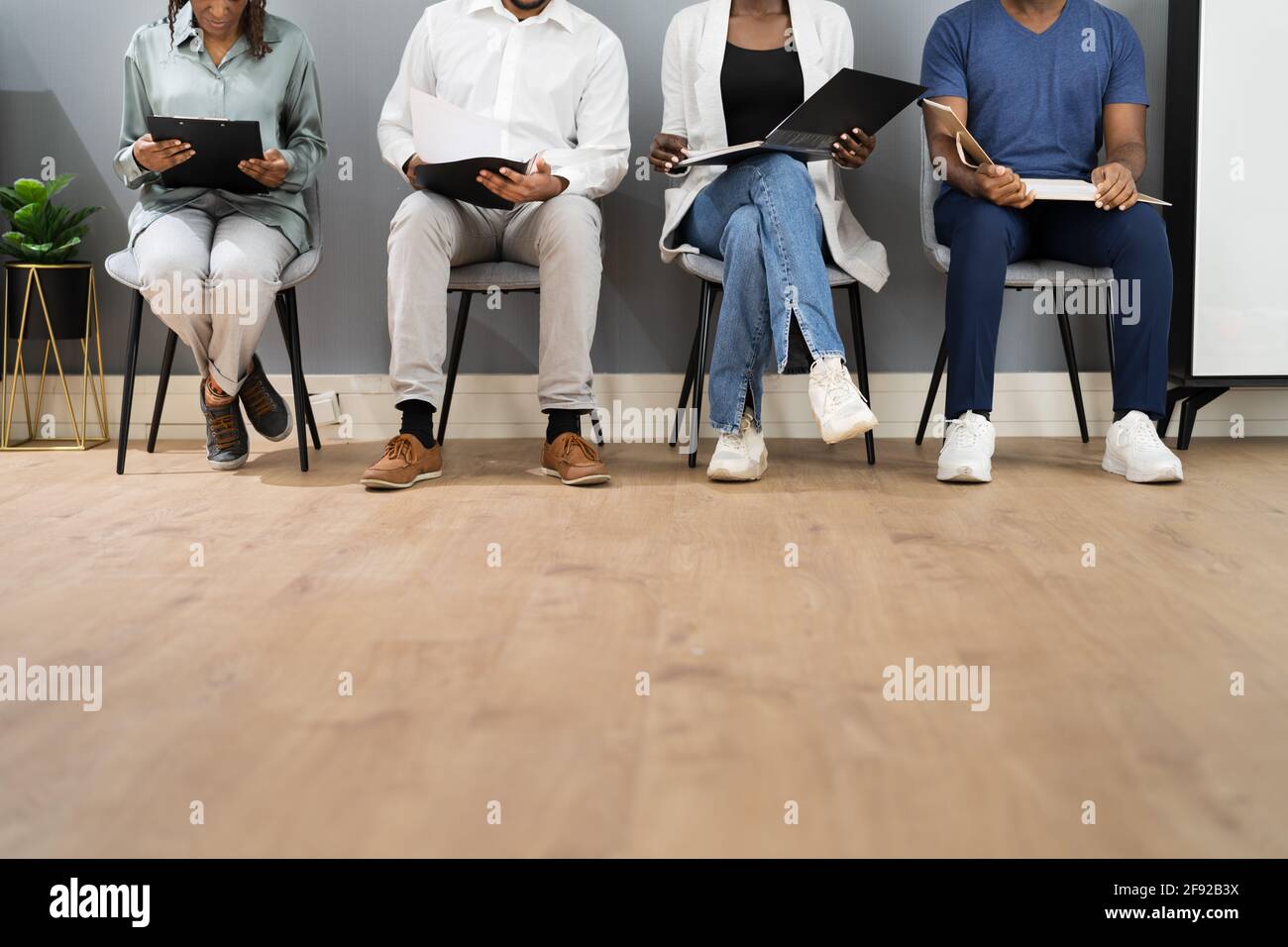 Disoccupati afroamericani candidati in attesa di lavoro in linea Foto Stock
