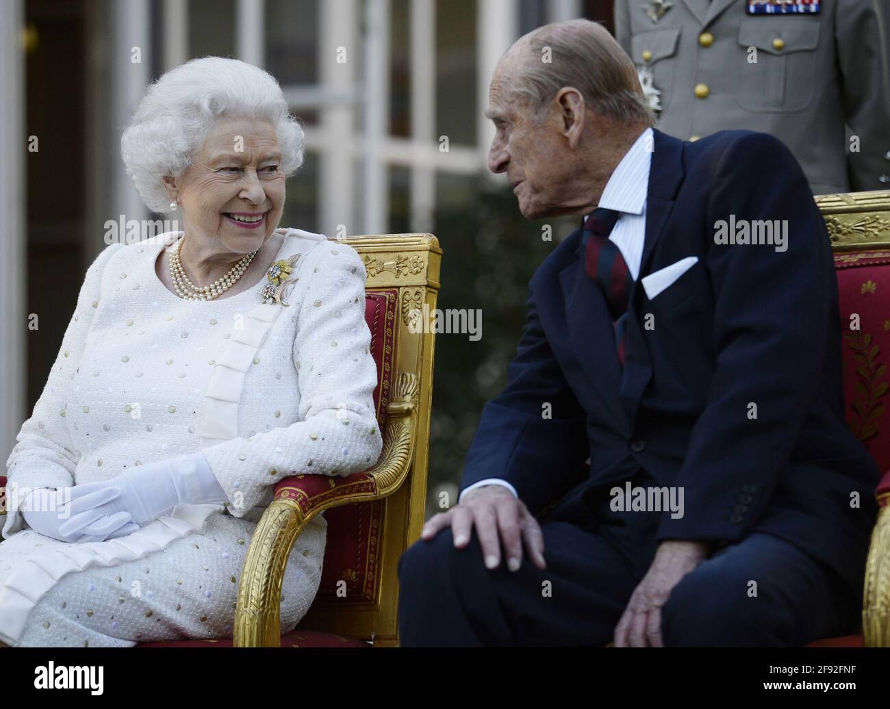 File foto datata 05/06/14 della Regina Elisabetta II e del Duca di Edimburgo che partecipa ad una festa in giardino a Parigi. Era il marito della Regina e il patriarca della famiglia reale, ma per cosa si ricorderà il Duca di Edimburgo? Data di emissione: Venerdì 16 aprile 2021. Foto Stock