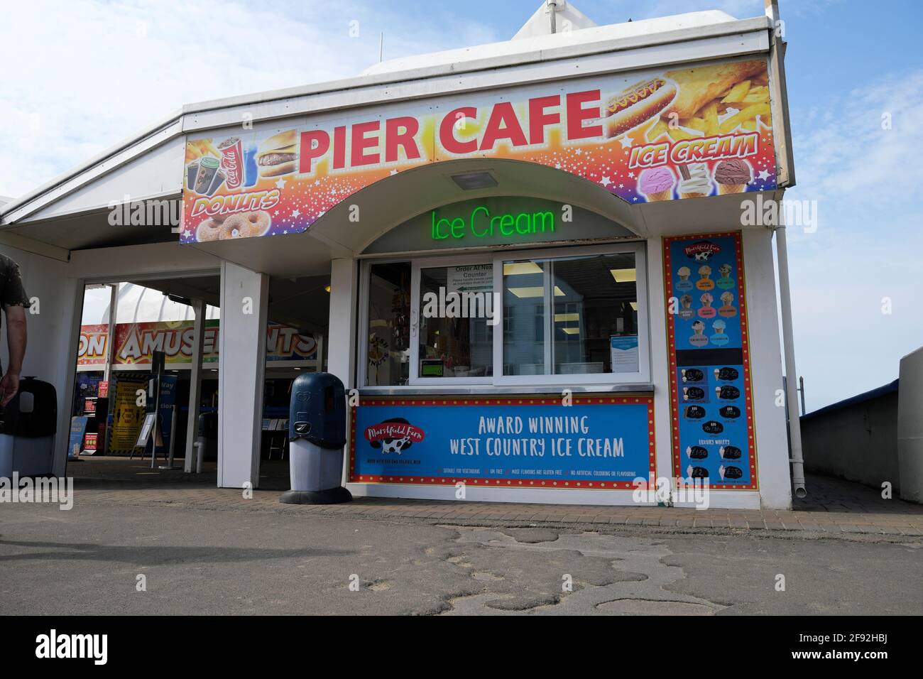 Pier Cafe a Burnham sul lungomare di Burnham Somerset Inghilterra Regno Unito Foto Stock