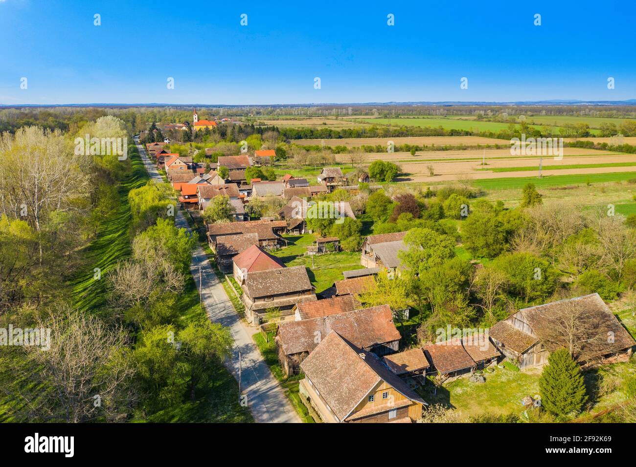 Antico villaggio tradizionale di Krapje con tipiche case in legno, Lonjsko polje, Croazia, vista aerea Foto Stock