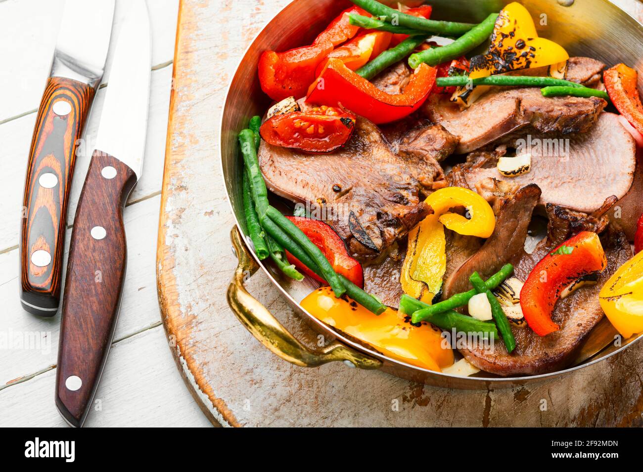 Stuzzicante lingua di manzo bollita con peperone Foto Stock