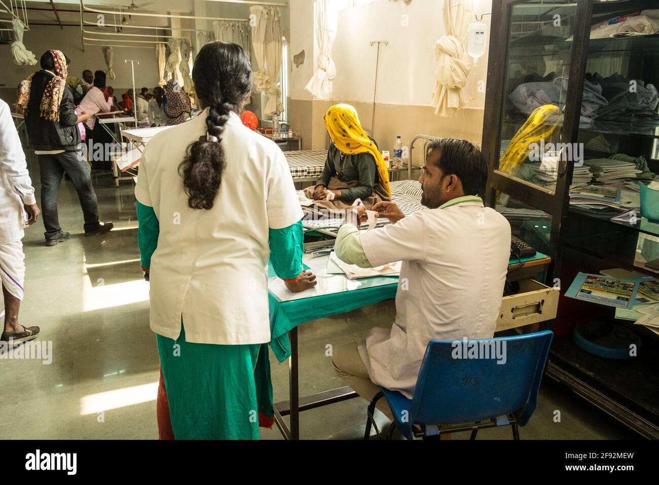 Pazienti in un ospedale rurale nel Rajasthan, India Foto Stock
