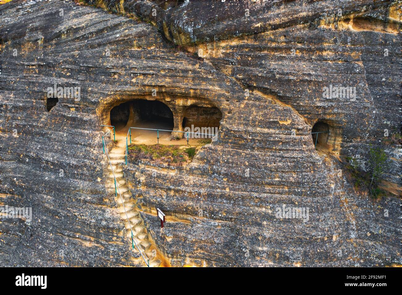 Il lato del buco di pietra (kolyuk oldal) è un luogo di formazione della natura di 30 milioni di anni che la gente ha scolpito ad una dimensione più grande. Questo era un rifugio contro t Foto Stock