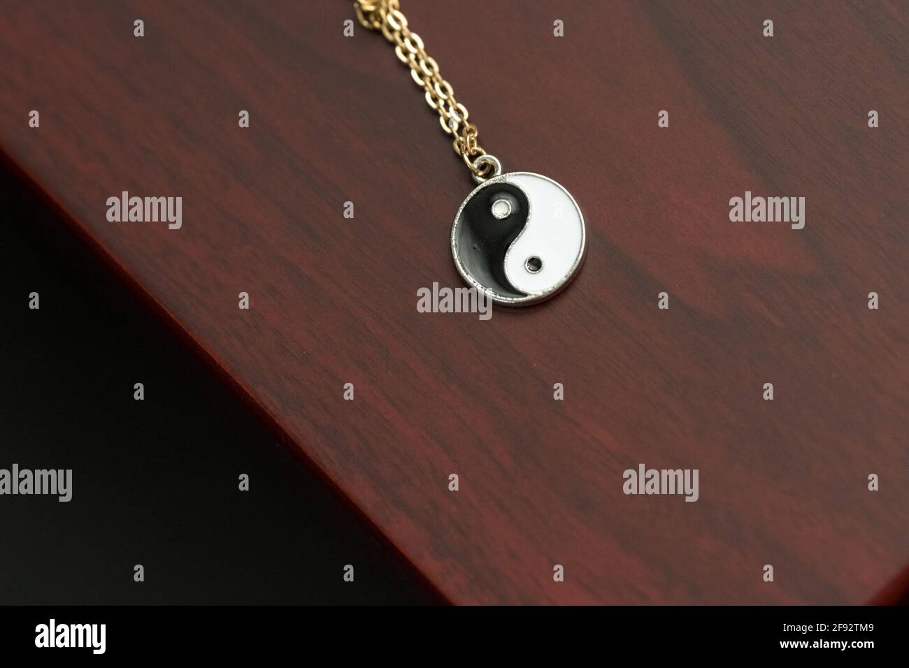 Collana pendente Yin Yang realizzata a mano in bianco e nero. Messa a fuoco selettiva Foto Stock