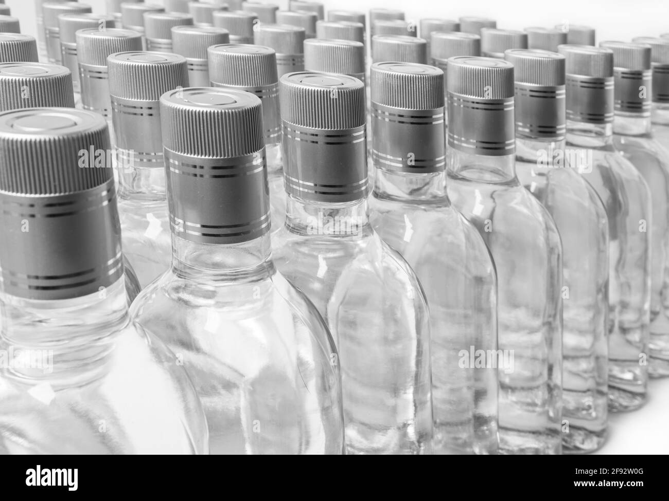 Bottiglie di alcool puro non etichettate. Bottiglie moltissime di bevande alcoliche domestiche isolate su bianco. Piccola produzione di liquori a base di distillazione. B Foto Stock