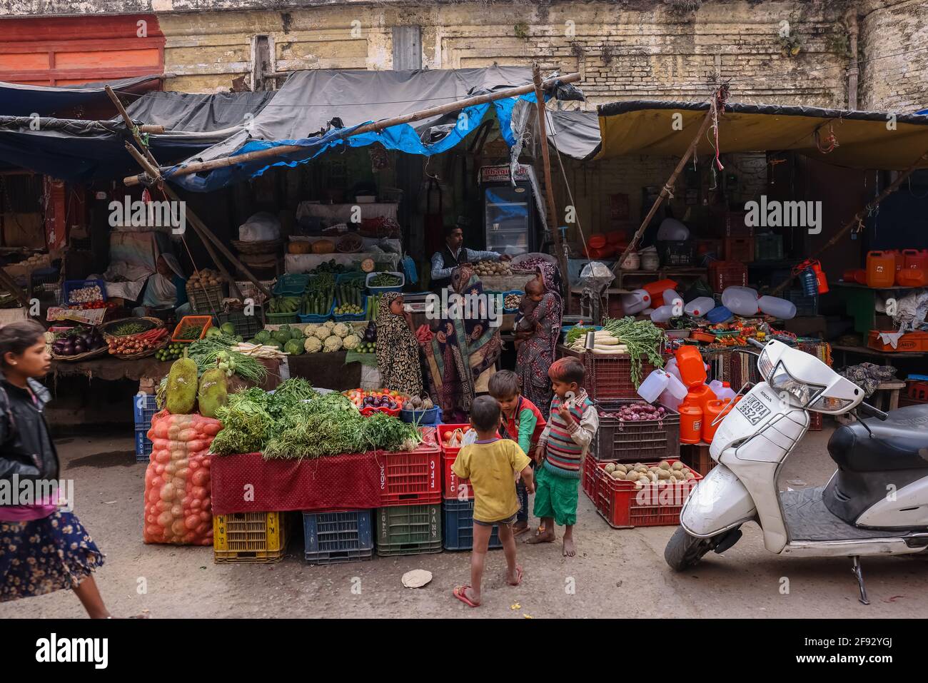 Haridwar, Uttarakhand, India - Febbraio 2021 : una vista di strada o mercato locale nella città di Haridwar vicino Har ki Pauri ghat durante Kumbh mela. Foto Stock