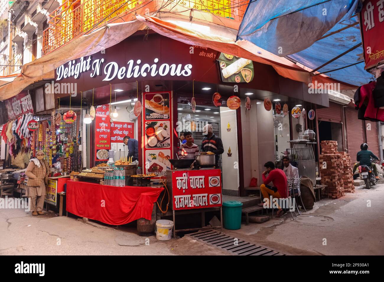 Haridwar, Uttarakhand, India - Febbraio 2021 : una vista di strada o mercato locale nella città di Haridwar vicino Har ki Pauri ghat durante Kumbh mela. Foto Stock