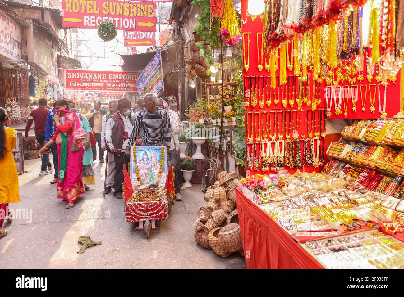 Haridwar, Uttarakhand, India - Febbraio 2021 : una vista di strada o mercato locale nella città di Haridwar vicino Har ki Pauri ghat durante Kumbh mela. Foto Stock