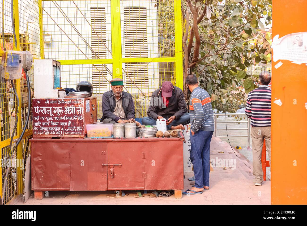 Haridwar, Uttarakhand, India - Febbraio 2021 : una vista di strada o mercato locale nella città di Haridwar vicino Har ki Pauri ghat durante Kumbh mela. Foto Stock