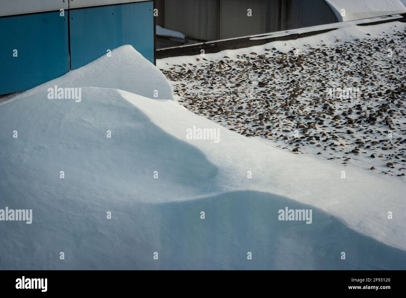 Dune di neve sul tetto di un edificio Foto Stock