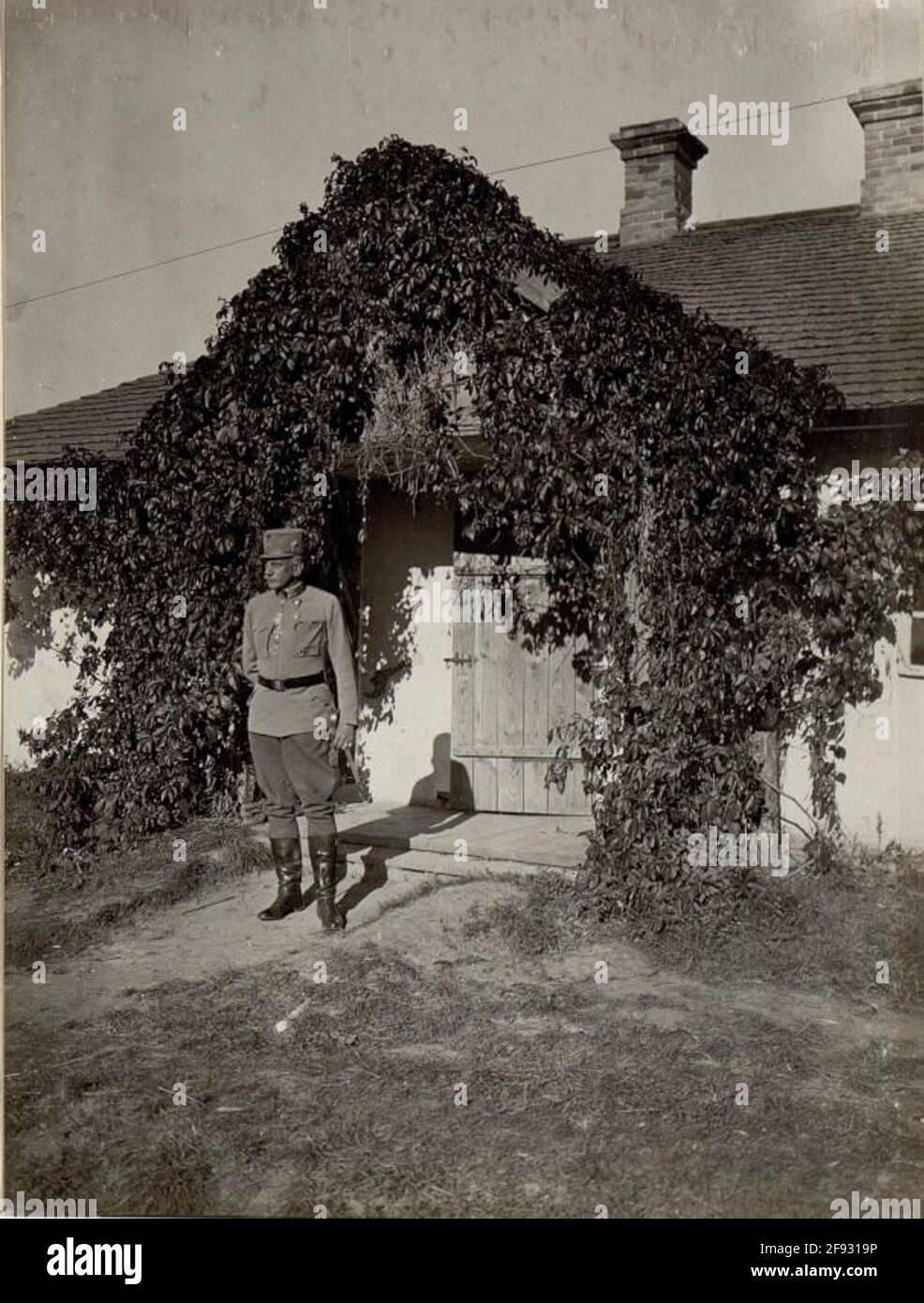 Il marshalleutnant Joseph Roth di Limanowa-Lapanov in Ossiece di fronte alla sua casa. Foto Stock