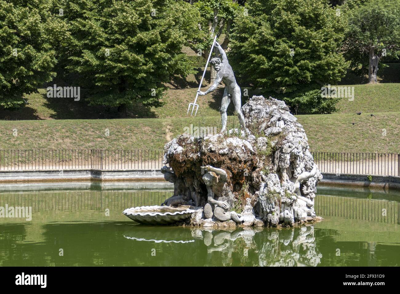 Fontana di Nettuno nel lago nei Giardini di Boboli, Italia Foto Stock