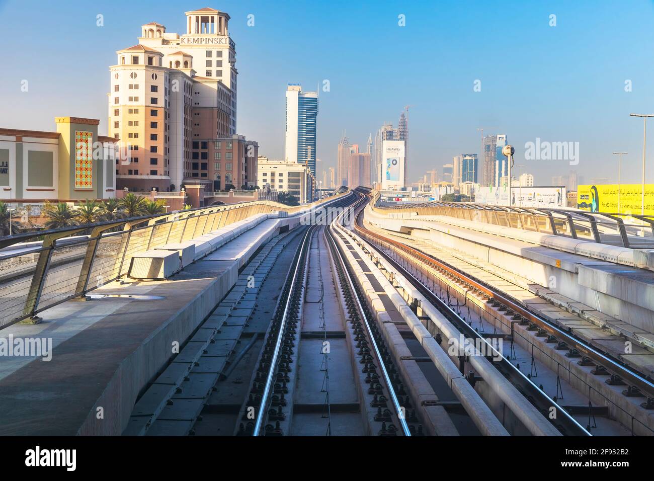 Dubai, Emirati Arabi Uniti - 04 marzo 2021: Metropolitana di Dubai. Vista dal cockpit della macchina d'oro Foto Stock