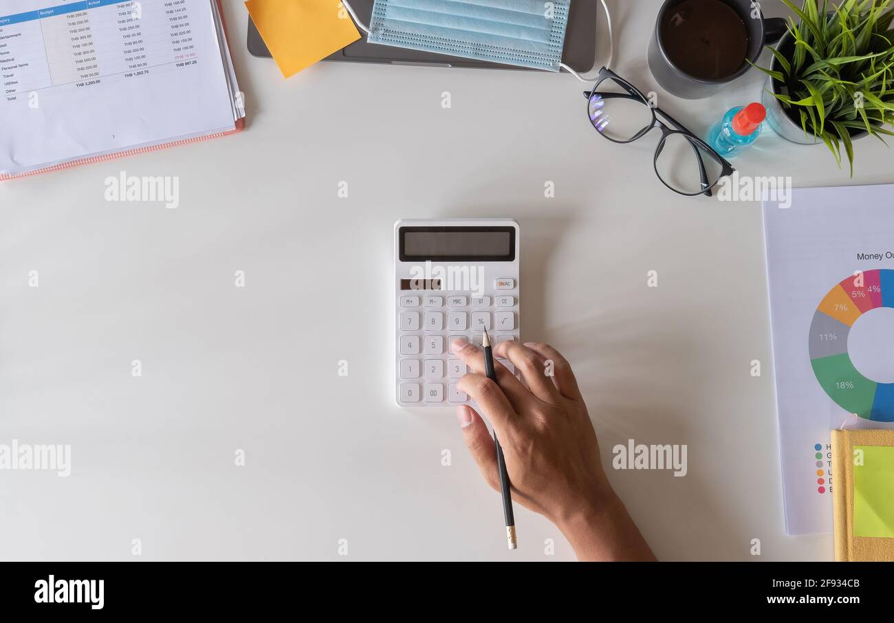 Business, contabilità e concetto freelance - calcolatore di lavoro dell'uomo, documenti per l'imposta finanziaria in ufficio. Foto Stock