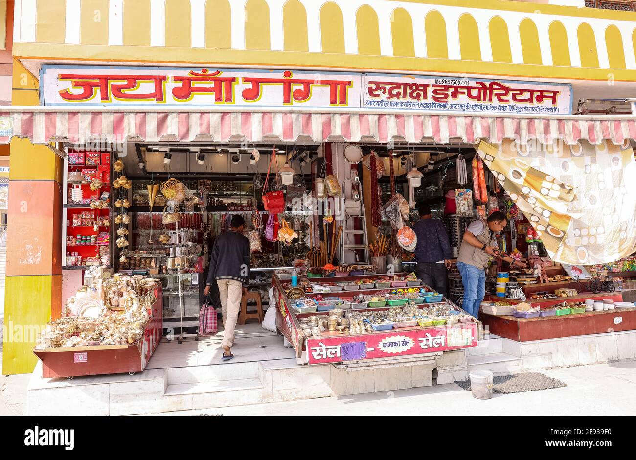 Haridwar, Uttarakhand, India - Febbraio 2021 : una vista di strada o mercato locale nella città di Haridwar vicino Har ki Pauri ghat durante Kumbh mela. Foto Stock