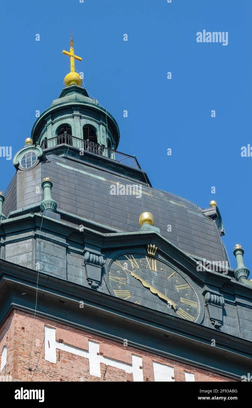 Lo sguardo è rivolto verso l'alto come la torre. Foto Stock