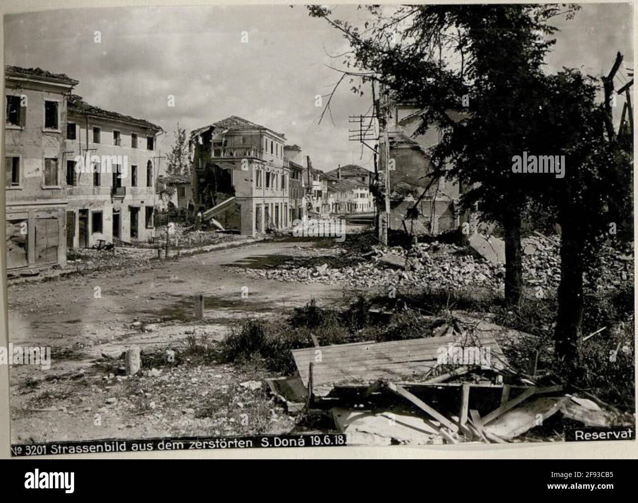 Immagine di strada dalle rovine di S.Doná 19.6.18. Prenota. Foto Stock