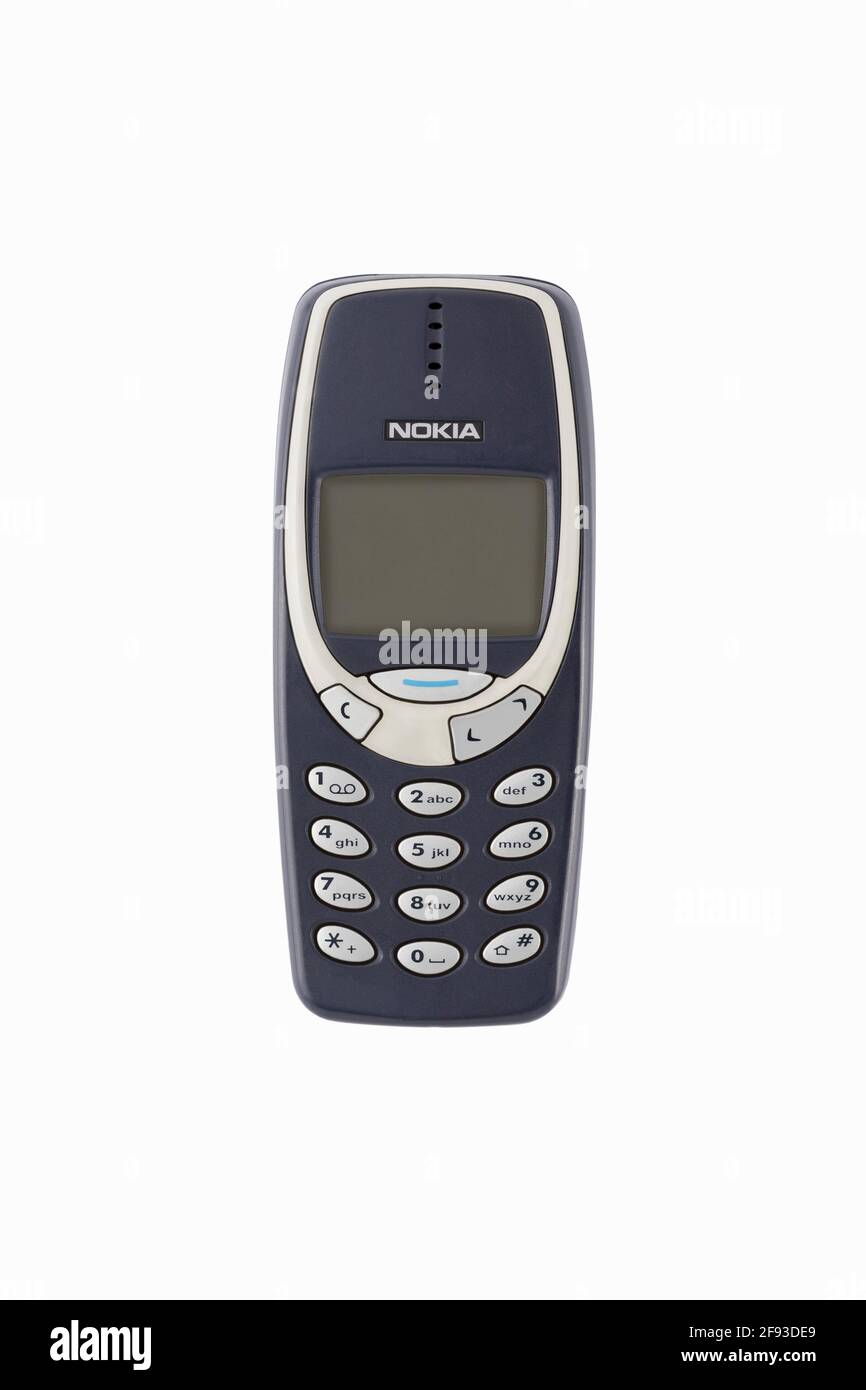 Praga, CZ - 20 Marzo 2021: Vecchio cellulare usato modello Nokia 3310 con tastiera isolata su sfondo bianco. Editoriale Foto Stock