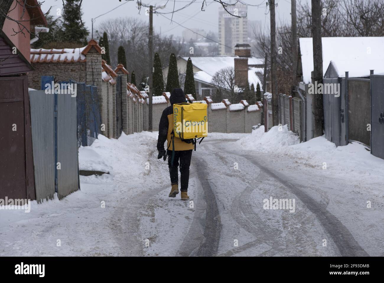 Vinnytsia, Ucraina - 14 febbraio 2021: Un logo Glovo su borsa consegna cibo corriere deliveryman nel settore privato. Consegne di cibo al ristorante durante il coro Foto Stock