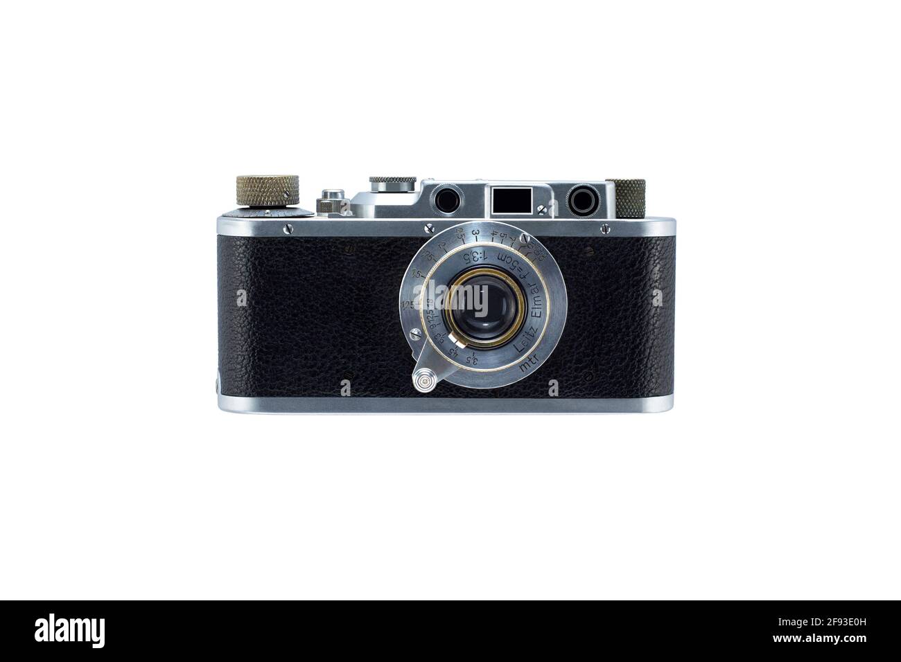 Praga, CZ - 16 gennaio 2021: Una vecchia fotocamera vintage Wetzlar Leica closeup isolato Leitz Elmar obiettivo. Concetto di fotocamera classica. Editore illustrativo Foto Stock