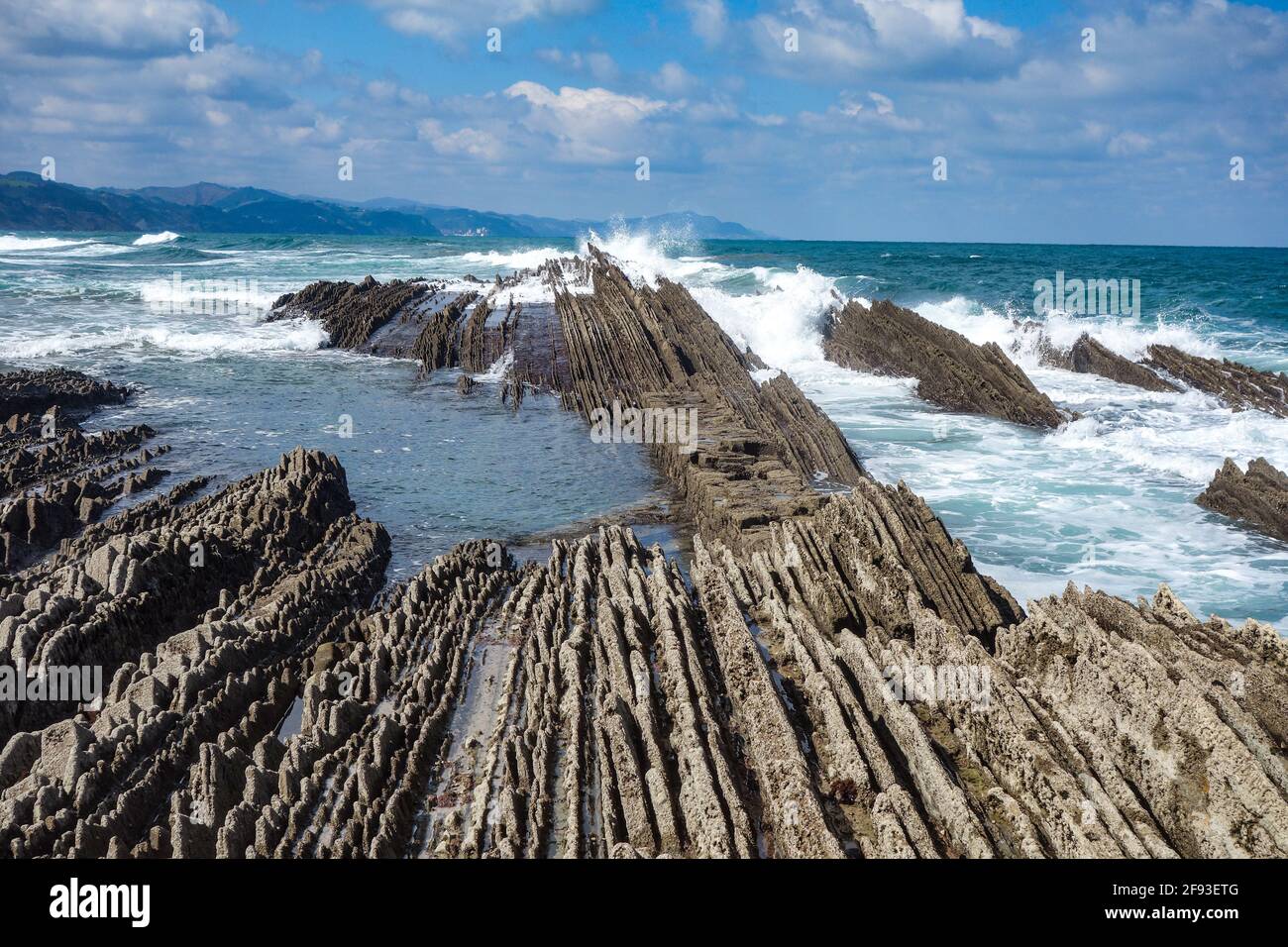 Zumaia, Spagna - 17 Marzo 2021: Formazioni rocciose di pietra di pietra di pietra di pietra di pietra di pietra di pietra sulla spiaggia a Zumaia, Paesi Baschi, Spagna Foto Stock