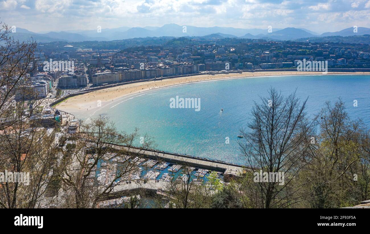 San Sebastian, Spagna - 2 aprile 2021: Vista della baia di la Concha da Monte Urgull Foto Stock