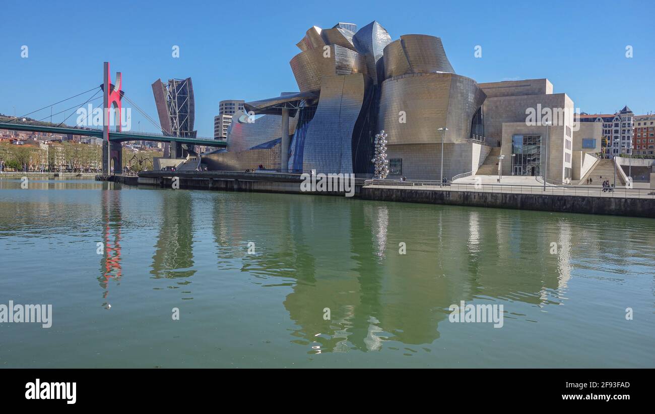 Bilbao, Spagna - 2 aprile 2021: Vista esterna del Museo Guggenheim Foto Stock
