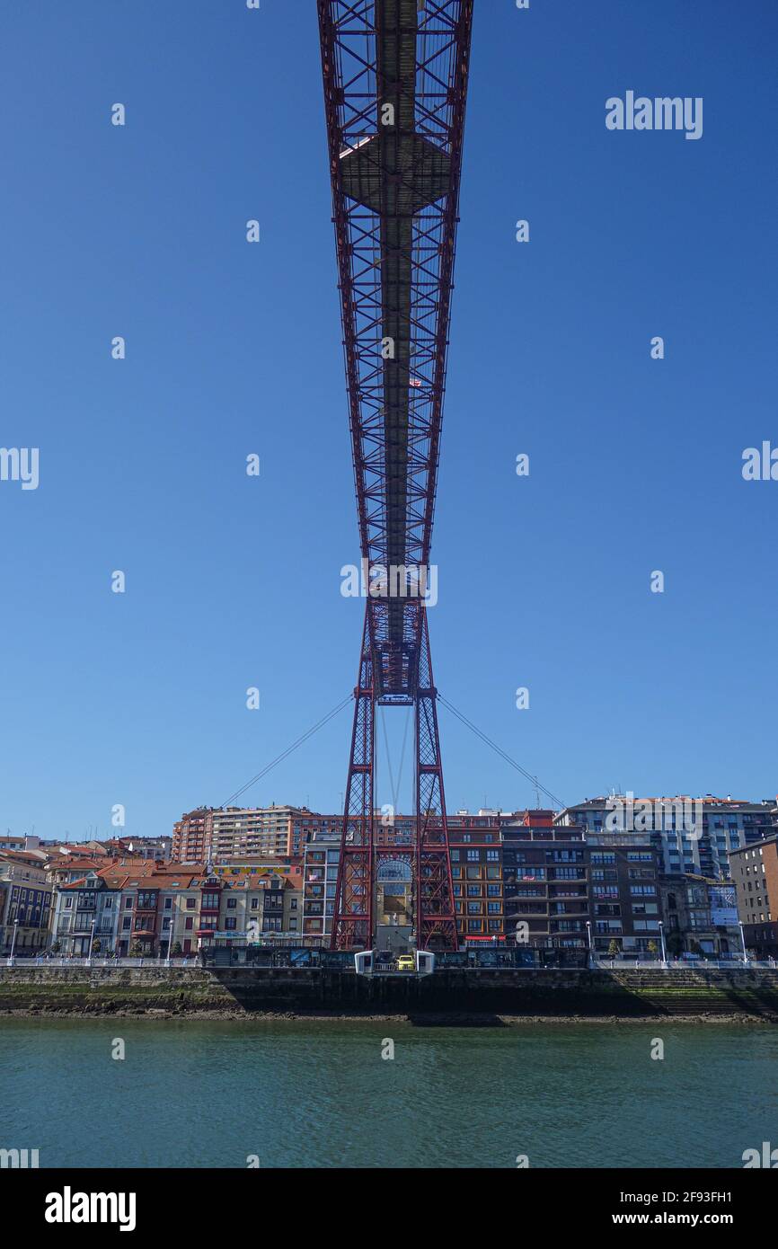 Bilbao, Spagna - 2 aprile 2021: Lato inferiore del Ponte Vicaya sul fiume Nervion Foto Stock