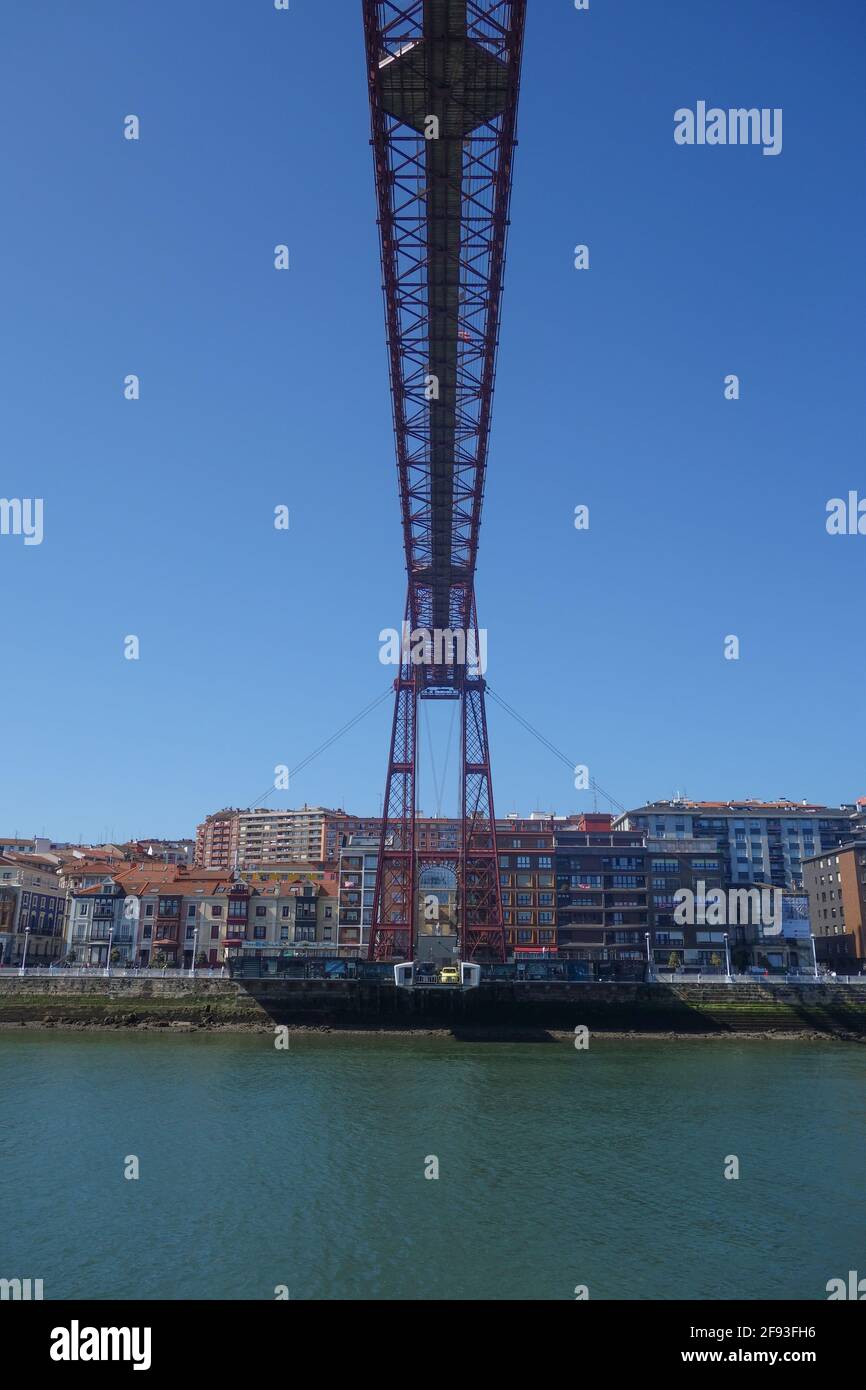 Bilbao, Spagna - 2 aprile 2021: Lato inferiore del Ponte Vicaya sul fiume Nervion Foto Stock