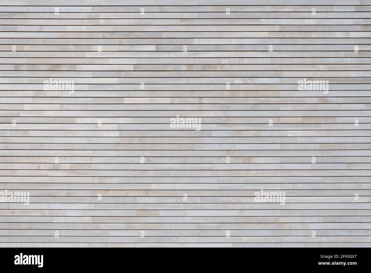 Nuovi pannelli in legno grigio chiaro su una facciata Foto Stock