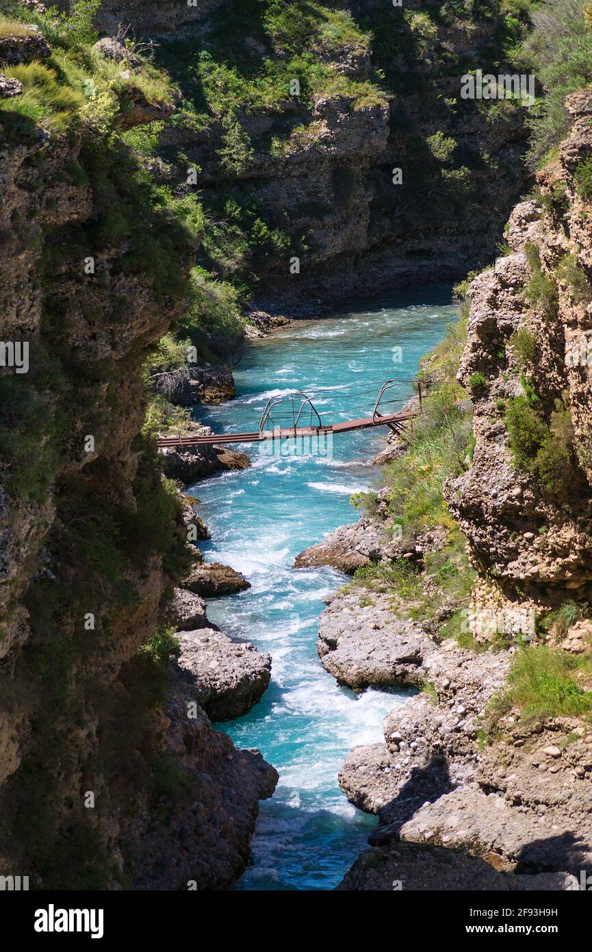 Paesaggio con fiume di montagna in gola con ripide scogliere e. alberi verdi sulla riva in estate soleggiato giorno Foto Stock