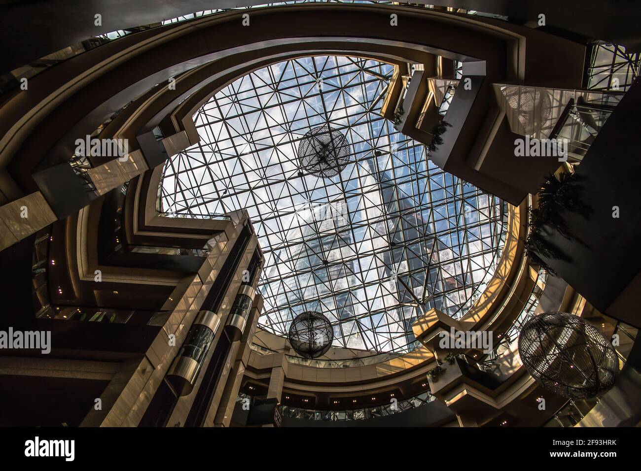 Cupola di vetro del moderno centro commerciale. Vista dal basso. Foto Stock