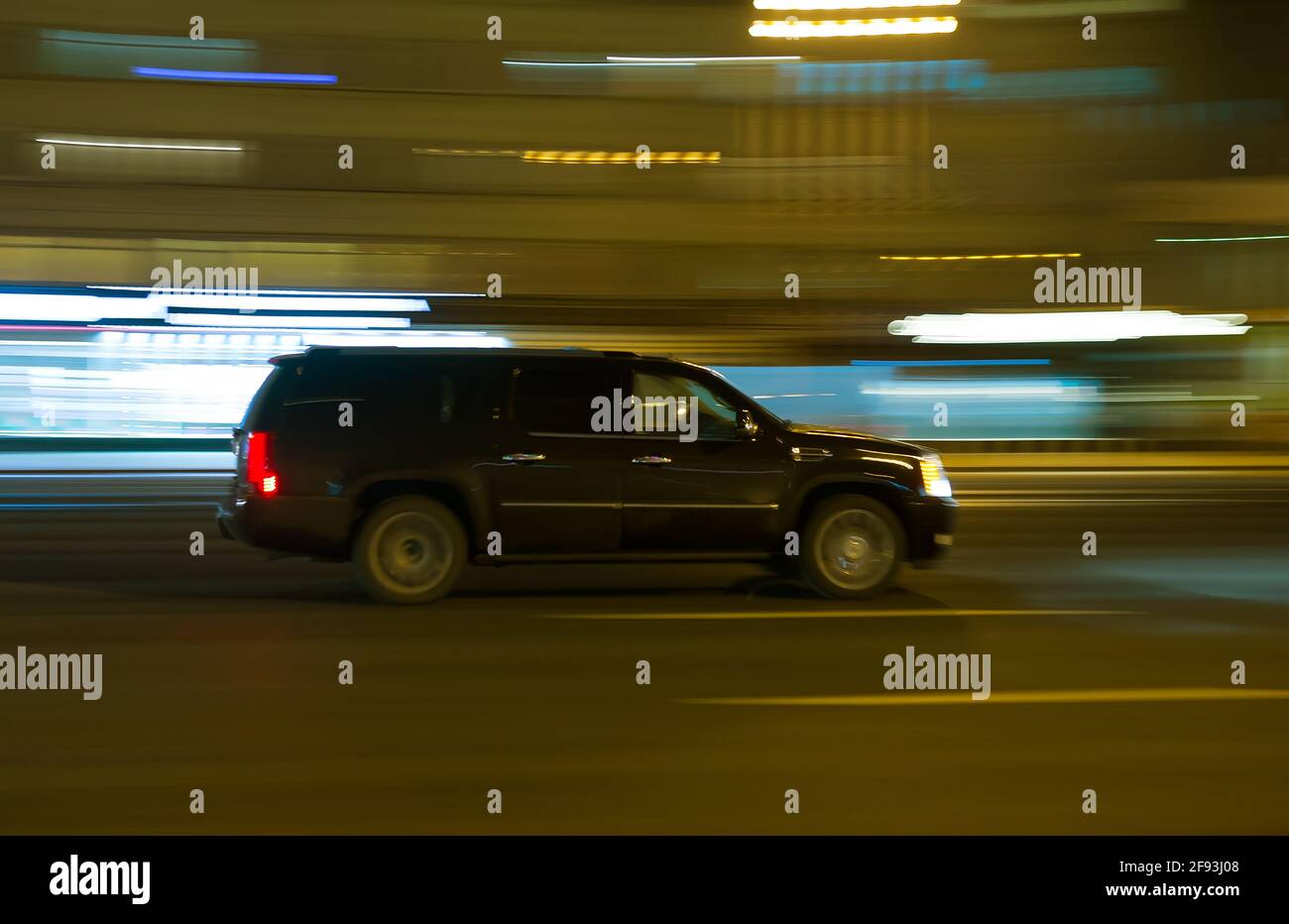 le auto moderne vanno in città di notte Foto Stock