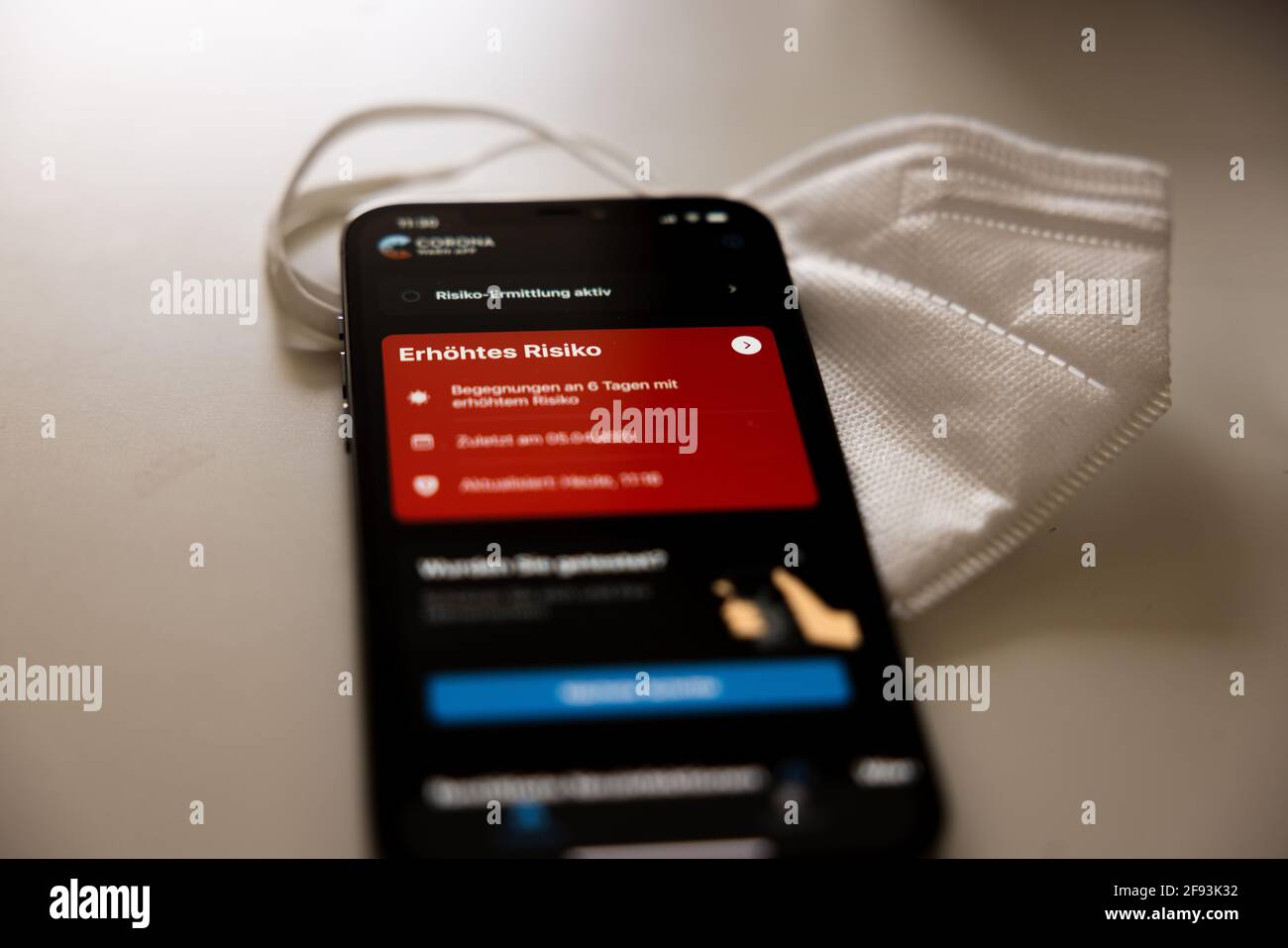 Düsseldorf, GERMANIA - Apr 15, 2021: Corona WARN-App Deutschland mit der roten erhoehten Risiko Warnmeldung ausschlagend. Foto Stock