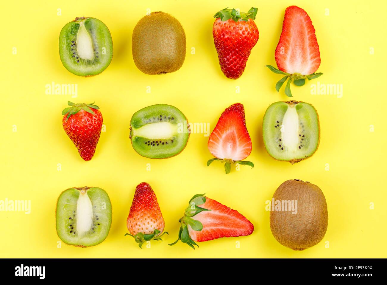 Matura Juicy tropicale Estate frutta di stagione Mango cocco Kiwi banane fragole su sfondo giallo. Vacanza sana Lifestyle Superfloods Foto Stock