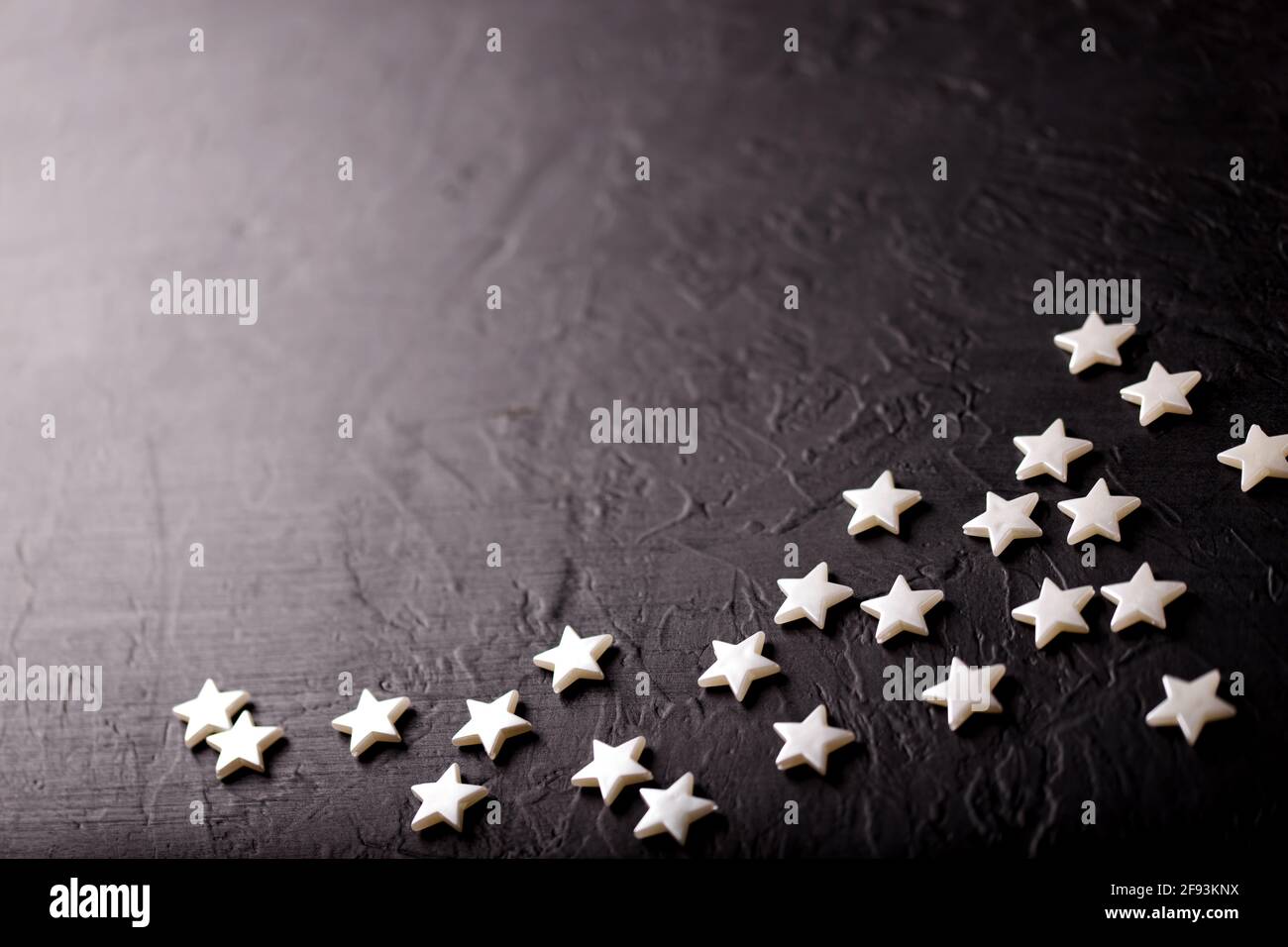 Insieme di stelle bianche su sfondo nero. Foto Stock