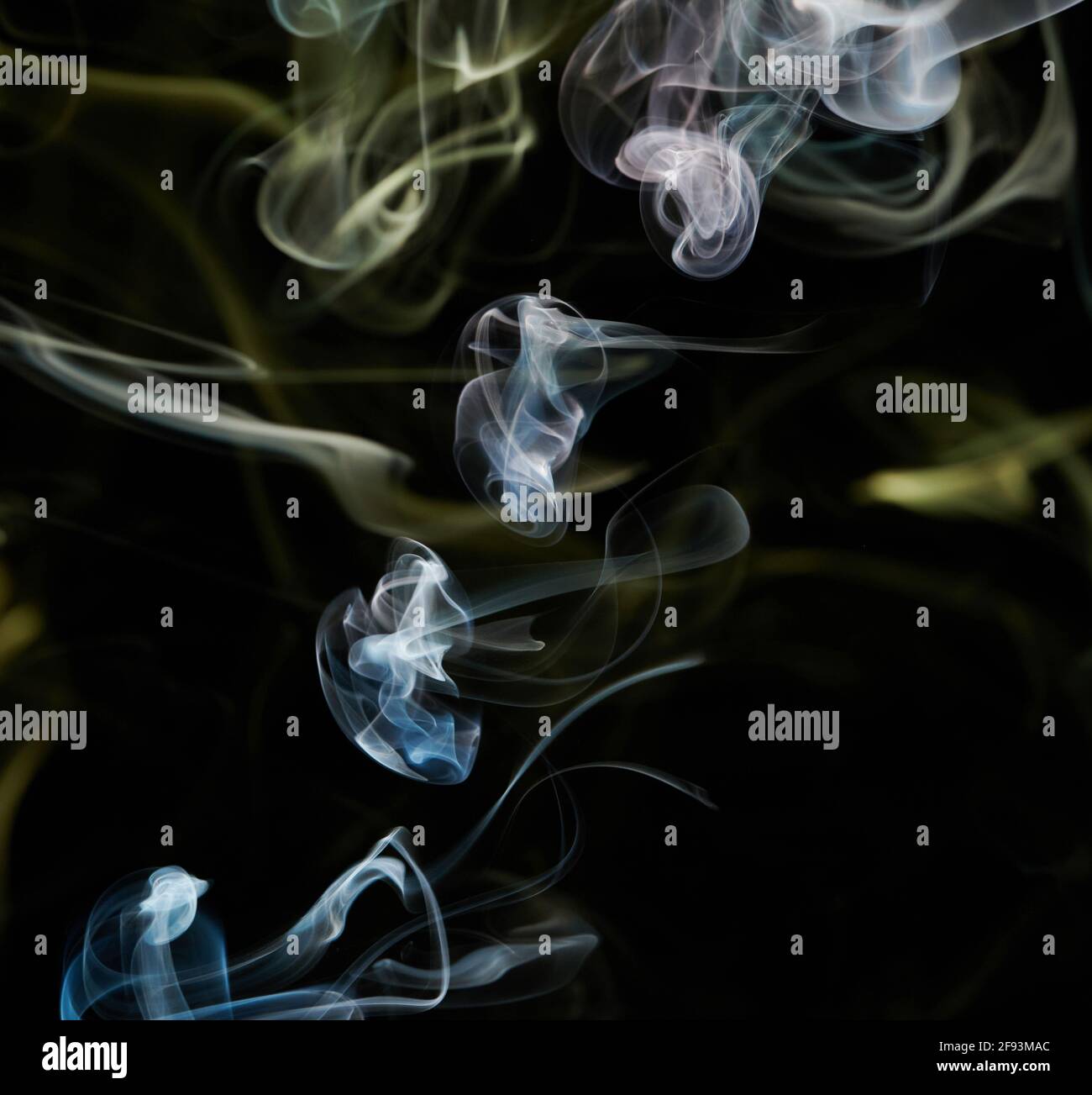 Flusso astratto della curva di fumo su sfondo nero isolato Foto Stock