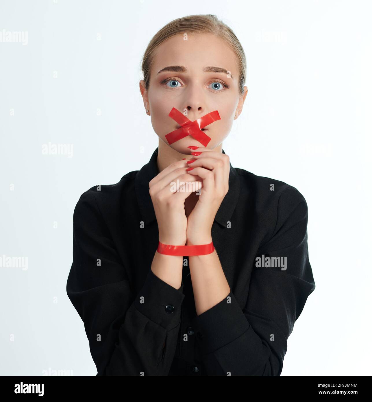 Ritratto di donna caucasica spaventato con nastro su bocca e mani Foto Stock