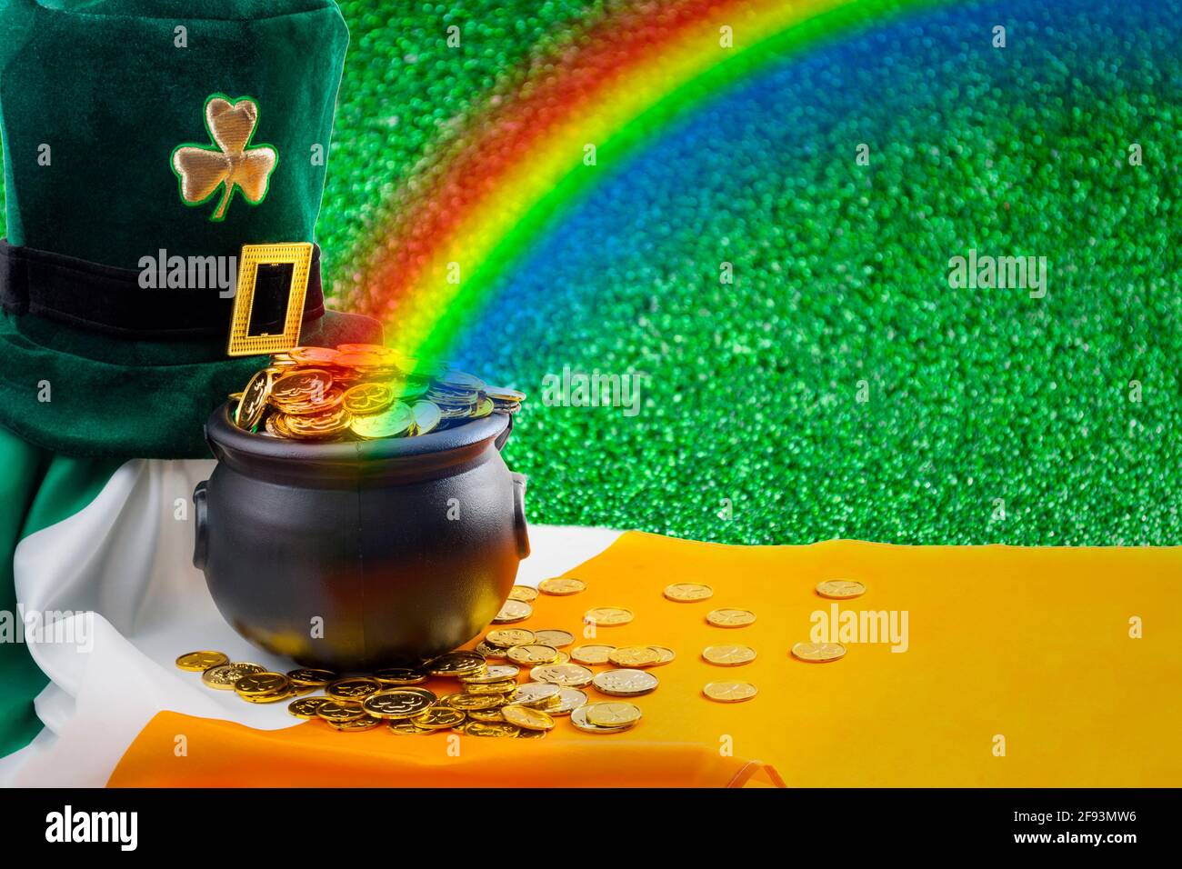 Marzo meme, giornata nazionale irlandese e felice concetto di San Patrizio con cappello verde leprechaun con shamrock, pentola d'oro alla fine dell'arcobaleno, irlandese Foto Stock