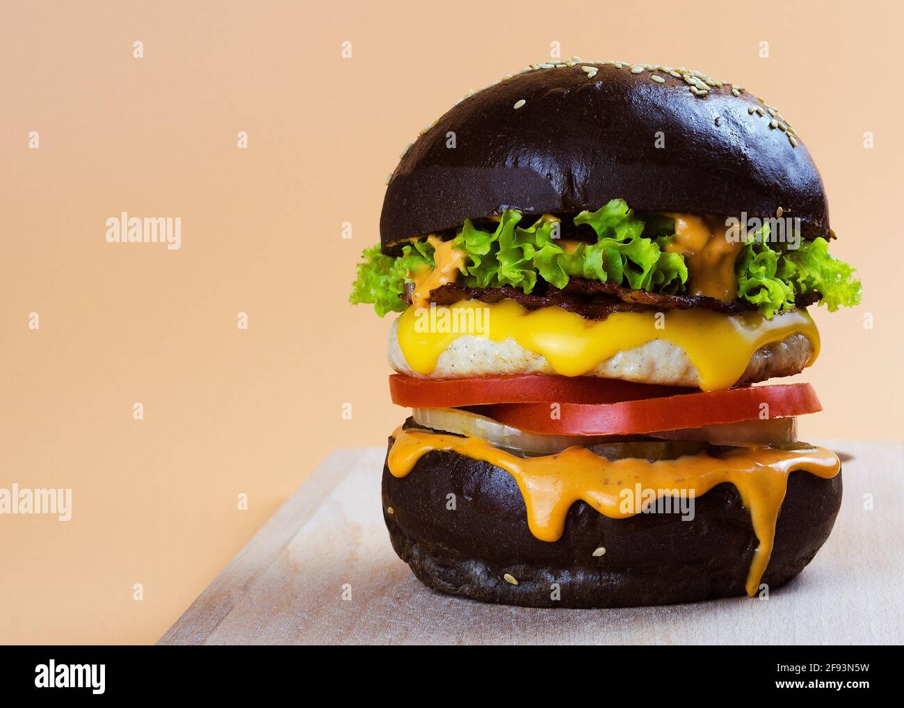 hamburger di pollo in un panino nero Foto Stock
