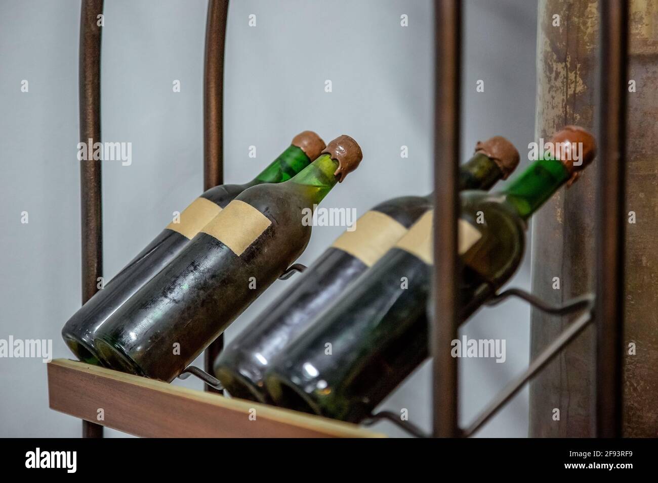 Vintage grandi bottiglie di vino. Cantina, conservazione del vino. Foto Stock