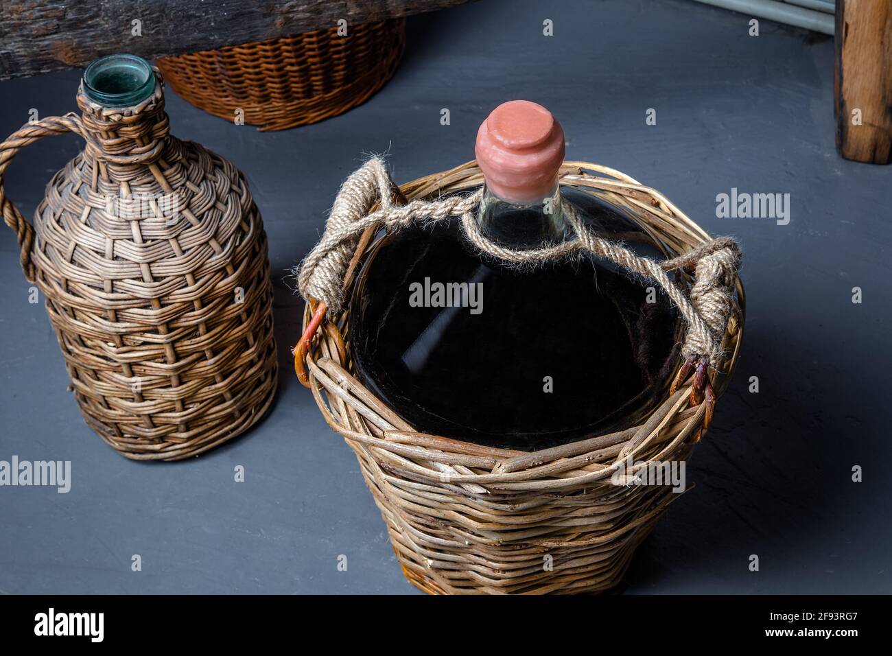 Vintage grandi bottiglie di vino. Cantina, conservazione del vino. Foto Stock
